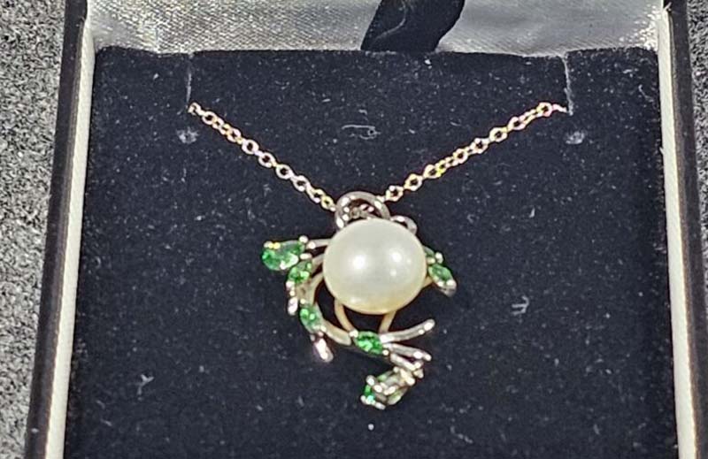 Pearl green silver neckless