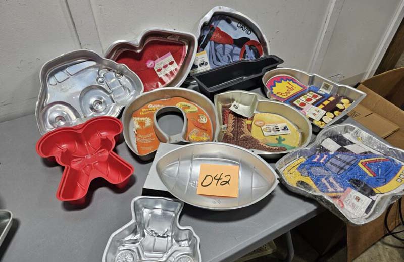 Metal baking pans in various shapes