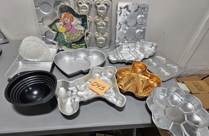 Metal baking pans in various shapes