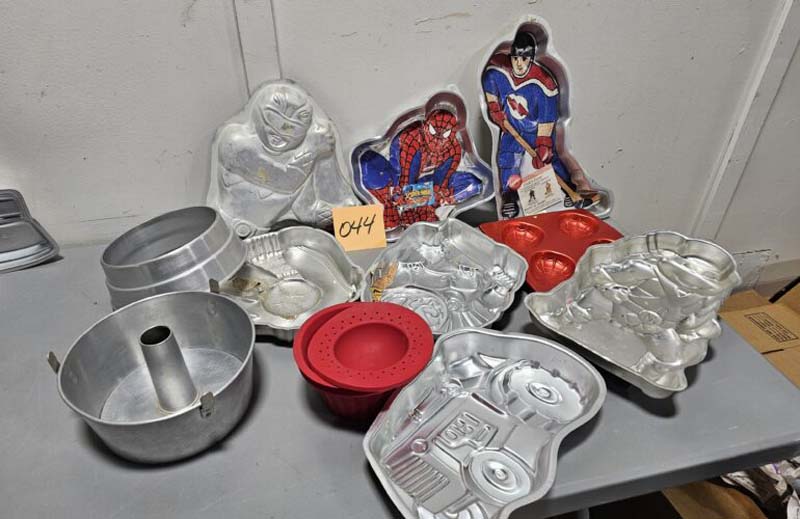 Metal baking pans in various shapes