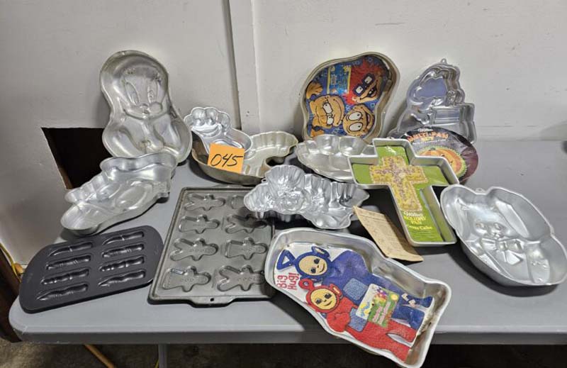 Metal baking pans in various shapes