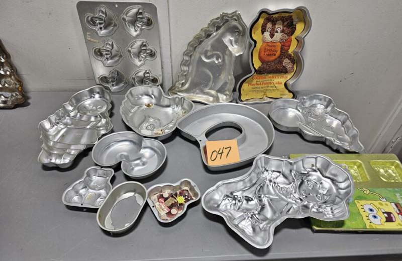 Metal baking pans in various shapes