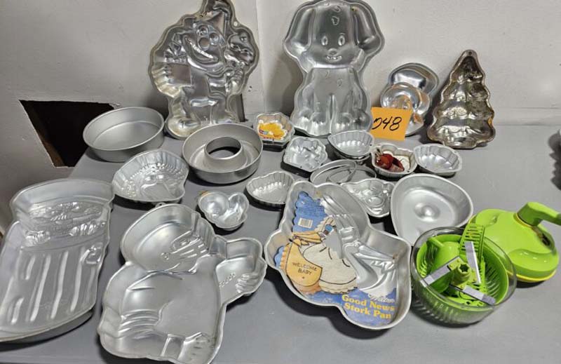 Metal baking pans in various shapes