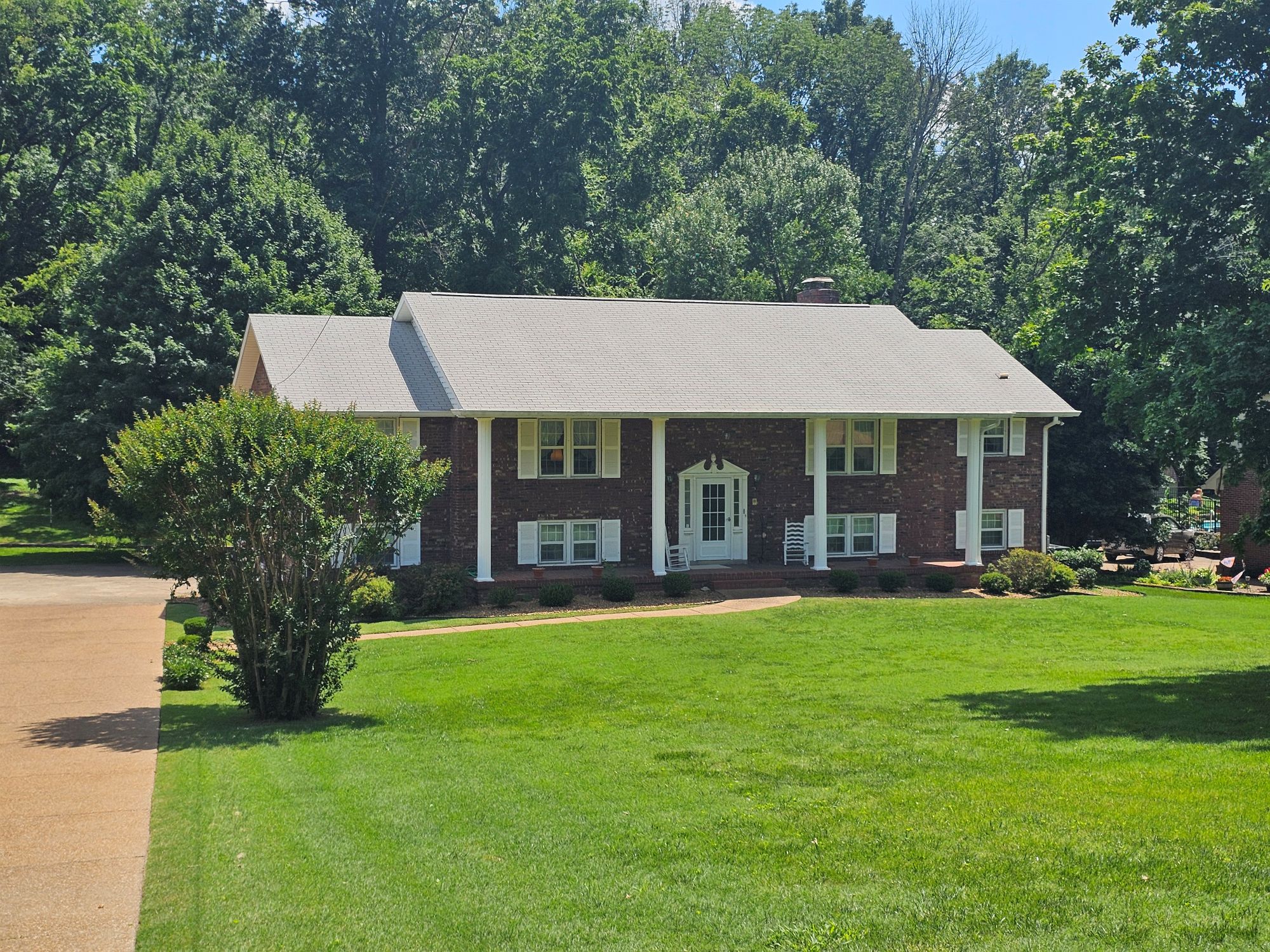 Featured image for “Real Estate Auction Brick Home 1.33 Acres Sunny Acres 2713 2713 Windemere Dr. Donelson, TN. 37214 Glassware, Collectibles”